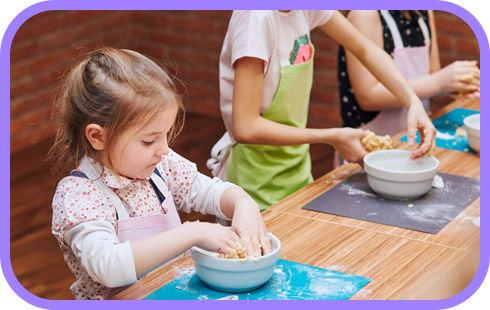 こどもが料理をしている。