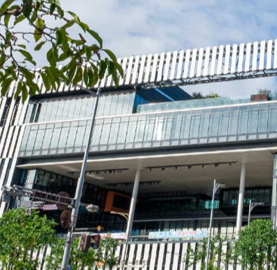 用賀駅前の様子の写真